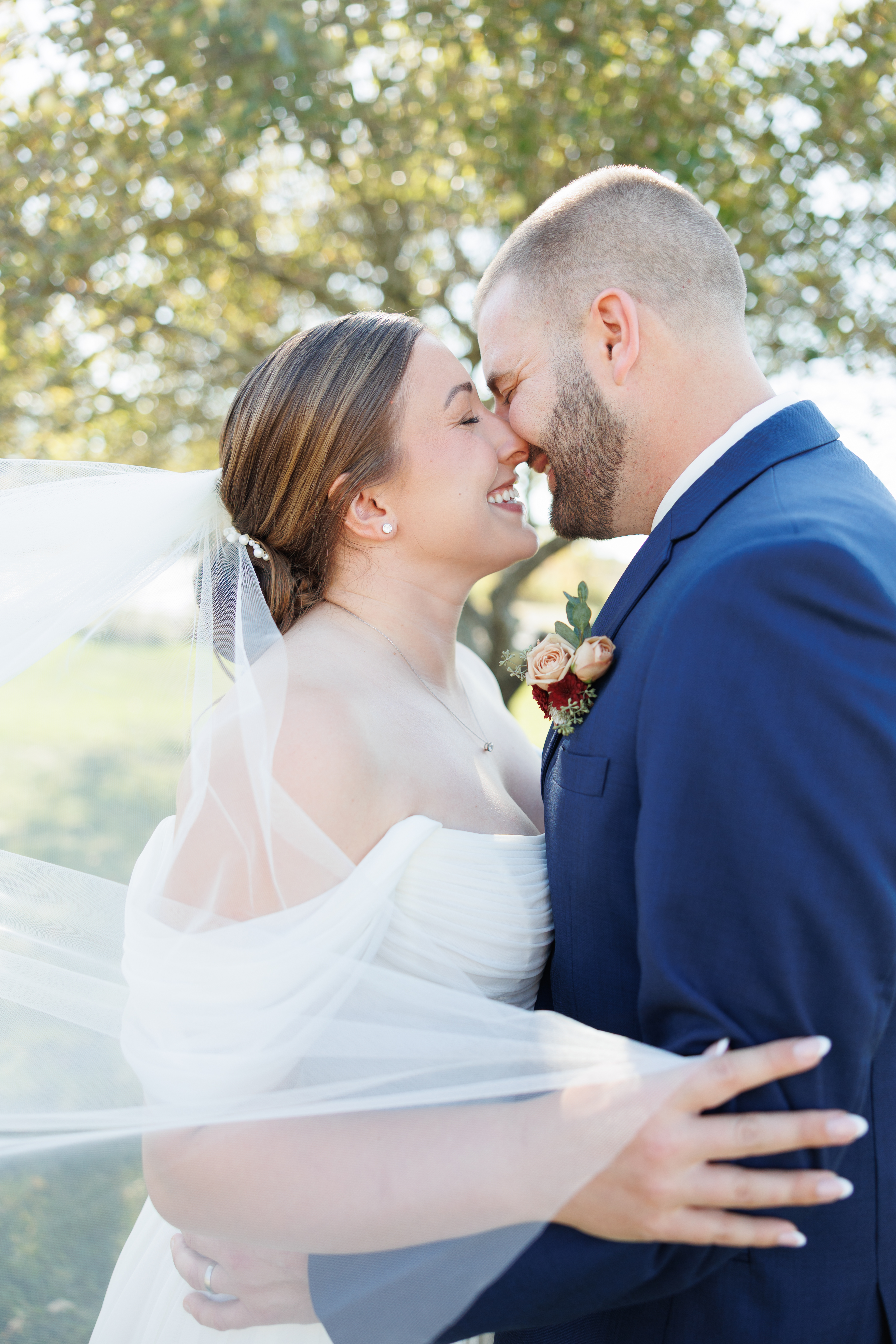 Maine wedding couple sharing a kiss — Studio44 North
